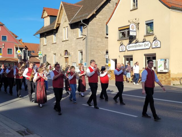 Maibaumaufstellung Herschfeld 🎶🌳🚒