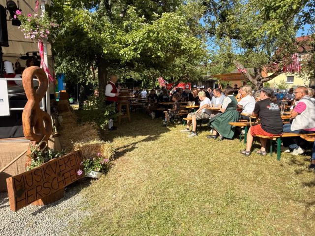 Ein paar Impressionen vom 42. Städtischen Bläsertreffen ☀️🎶.
Wir bedanken uns bei allen Gästen und bei allen Helfern, die uns über das ganze Wochenende geholfen haben, bei der Chaosband, die uns am Samstag Abend perfekt unterhalten haben und vor allem bei der Familie Weiß, in deren Garten wir unser Fest feiern durften 🌳🎷.
Bis zum nächsten Mal in fünf Jahren 😉